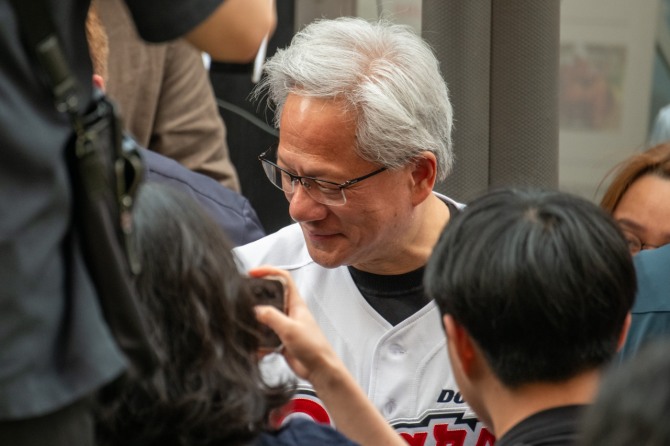 젠슨 황 엔비디아 최고경영자(CEO)가 7일 오후 서울 강남구 깐부치킨 삼성점에서 시민들의 사진 촬영 요청에 응하고 있다. 사진=글로벌이코노믹