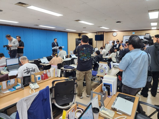 지난 7일 유정복 인천시장 기자회견 모습.  사진=인천시 기자연합회 풀