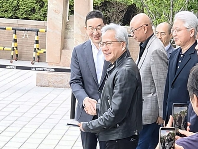 (가장 왼쪽부터) 구광모 LG그룹회장이 8일 서울 여의도 트윈타워에서 떠나는 젠슨황 엔비디아 최고경영자를 배웅하고 있다. 사진=최유경 기자