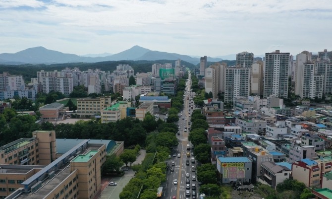 울산 남구 문수로 일대 전경. 문수로와 옥동·신정동 일대는 학교와 학원가, 생활 인프라가 밀집해 울산 부동산 시장에서 핵심 주거지로 꼽힌다. 사진=울산시