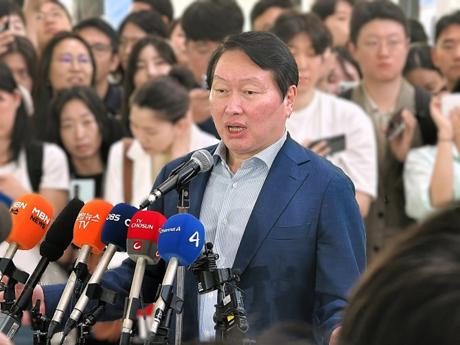 최태원 SK그룹 회장이 8일 서울 종로구 SK서린빌딩에서 엔비디아와의 협력을 발표하고 있다. 사진=장용석 기자
