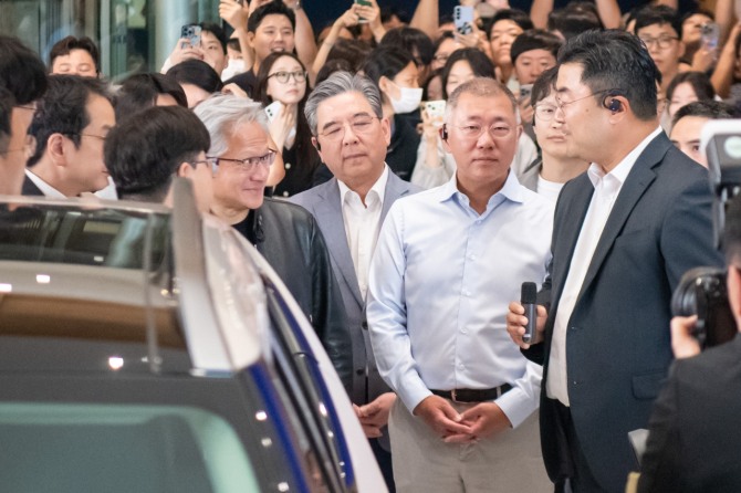 젠슨 황 엔비디아 최고경영자(CEO, 왼쪽부터)와 장재훈 현대차그룹 부회장, 정의선 현대자동차그룹 회장이 8일 서울 서초구 현대자동차그룹 사옥 1층 로비에서 임직원의 설명을 들으며 전시물을 관람하고 있다. 사진=글로벌이코노믹