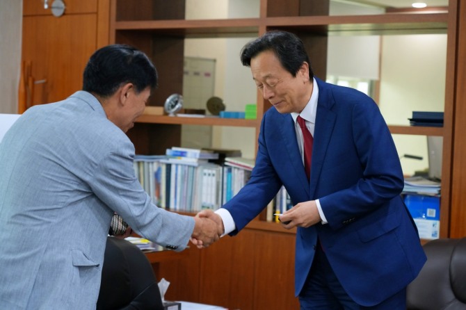 이주연 성남산업진흥원장이 성남산업단지관리공단을 찾아 악수를 하고 있는 모습. 사진=성남산업진흥원