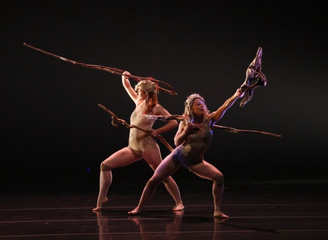 샹탈 카롱(Chantal Caron) 안무의 ‘나무의 존재’(Être de bois)