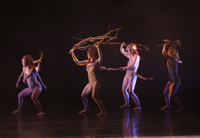 샹탈 카롱(Chantal Caron) 안무의 ‘나무의 존재’(Être de bois)