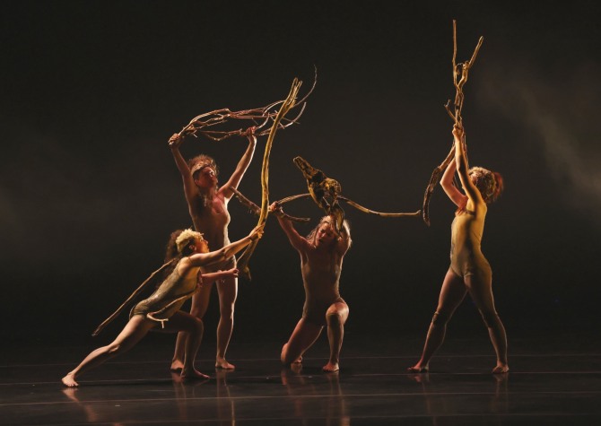 샹탈 카롱(Chantal Caron) 안무의 ‘나무의 존재’(Être de bois)