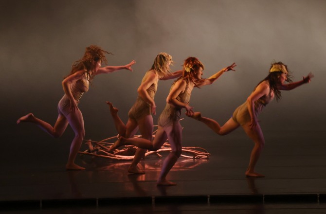 샹탈 카롱(Chantal Caron) 안무의 ‘나무의 존재’(Être de bois)