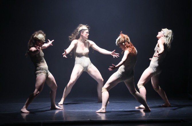 샹탈 카롱(Chantal Caron) 안무의 ‘나무의 존재’(Être de bois)