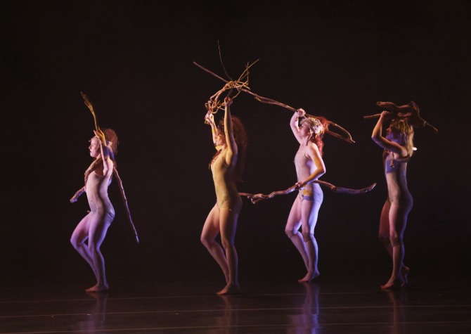 샹탈 카롱(Chantal Caron) 안무의 ‘나무의 존재’(Être de bois)