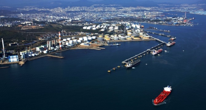 울산항과 국가산업단지가 위치한 울산 해안권 전경. 울산은 항만과 산업시설, 에너지 기반시설이 밀집한 도시인 만큼 해역 지진 관측과 재난 대응 체계의 중요성이 크다. 사진=울산시