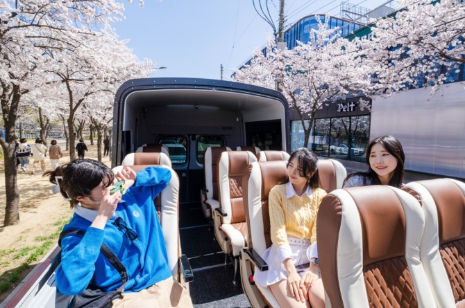 수성투어버스가 수성구 주요 관광지를 운행하고 있다. 수성구는 7월부터 11월까지 외국인 관광객을 대상으로 온라인 예약·결제와 50% 할인 프로모션을 운영해 개별자유여행객 유입을 확대할 계획이다. 사진=수성구