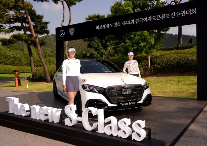 벤츠차앞에서 포즈를 취한 박현경과 김민별(왼쪽). 사진=강병구 기자 