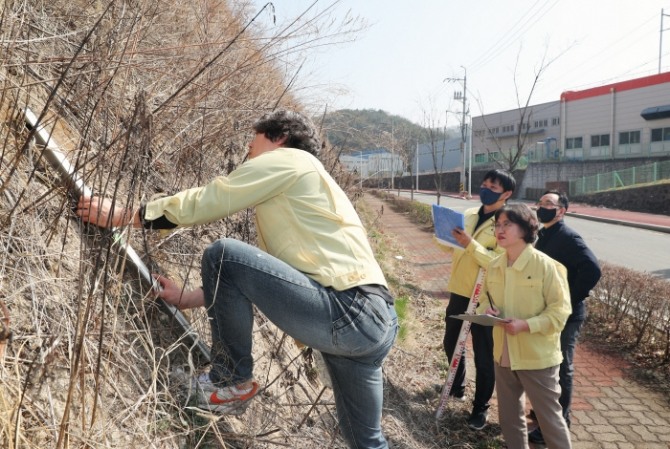 봉계일반산업단지 취약시설물을 점검하고 있다. 울산시는 일반산업단지 내 옹벽과 절토사면 등 주요 시설물 점검을 통해 여름철 자연재난 대응을 강화하고 있다. 사진=울산시