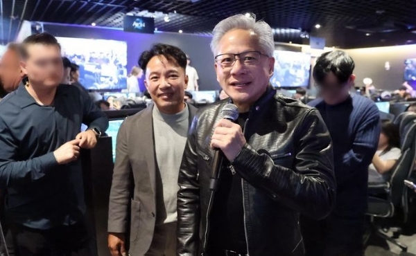 서울 강남 소재 포털 PC방에서 6월 7일 열린 '아이온2 서프라이즈 라이브' 현장을 찾은 김택진 엔씨 대표(왼쪽)와 젠슨 황 엔비디아 대표. 사진=뉴시스