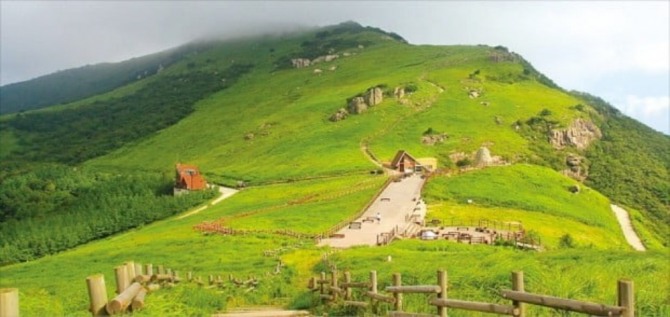 울산 울주군 영남알프스 전경. 간절곶의 해안 관광과 영남알프스 산악 관광을 함께 갖춘 울주는 관광객이 여러 거점을 이어 방문하도록 만드는 동선 설계가 중요한 과제로 떠오르고 있다. 사진=울산시