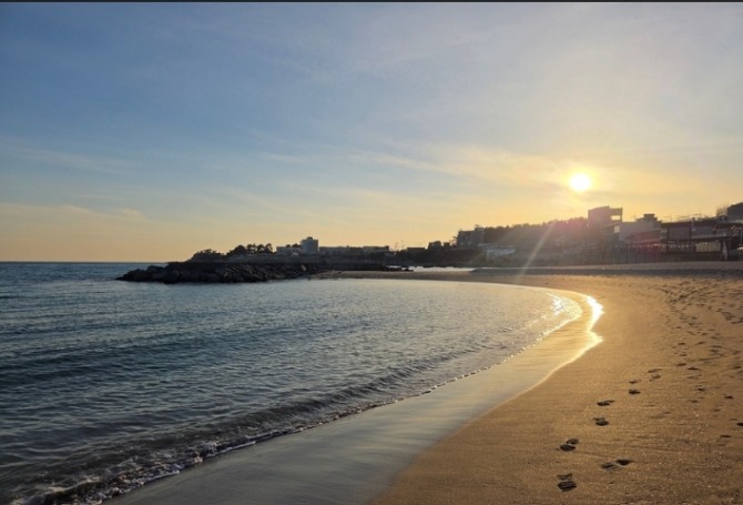 울산 울주군 서생면 나사리해수욕장 전경. 간절곶과 진하해수욕장 사이에 자리한 나사리해수욕장은 조용한 해안 풍경과 오션뷰 카페가 어우러지며 서생 해안권의 관광 동선을 넓히는 공간으로 주목받고 있다. 사진=울산광역시 공식블로그 울산누리