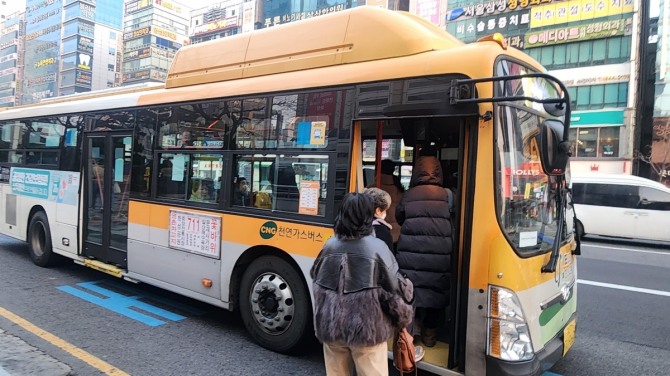 울산 시내버스가 정류장에 정차해 있다. 낮은 수송분담률과 재정지원 증가, 노선개편 이후 환승 불편 문제가 함께 제기되면서 시내버스 운영 전반에 대한 재점검 필요성이 커지고 있다. 사진=연합뉴스/장지현