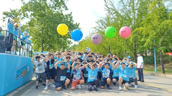 경기도 하남시 미사경정공원에서 6월 14일 '키보토스 런' 행사가 열렸다. 러닝 시작 직전 블루 아카이브 개발진과 참가자들이 기념 촬영을 하고 있다. 사진=이원용 기자
