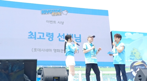 '최고령 선생님' 부문에선 참가자들이 한 목소리로 김용하 총괄 PD를 외쳤다. 왼쪽부터 '레나' 김주희 MC, 김용하 총괄 PD, 박동민 MC. 사진=이원용 기자