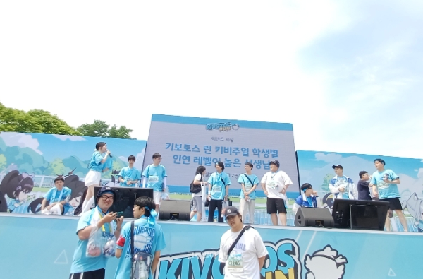 키보토스 런의 키 비주얼을 맡은 캐릭터들과 가장 높은 인연 수치를 가진 참가자들에게도 상이 주어졌다. 여섯 캐릭터 중 '아리스'의 순서에는 최대 인연 수치인 100을 기록한 이용자가 무려 13명이나 무대에 올랐다. 사진=이원용 기자
