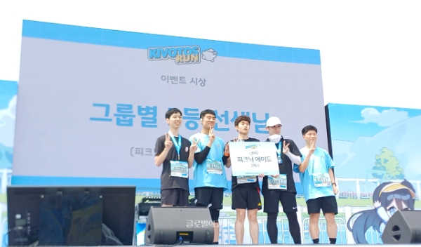 4500명의 참가자들은 다섯 그룹으로 나뉘어 런닝을 진행했다. 각 그룹에서 1위를 차지한 참가자들이 기념 촬영을 하고 있다. 사진=이원용 기자