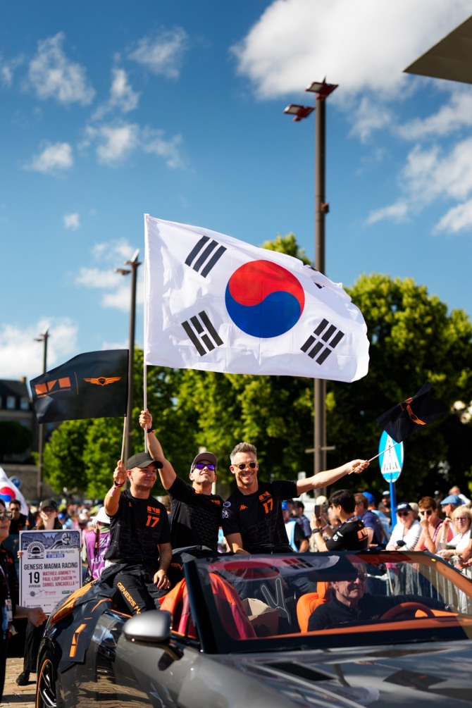 12일 프랑스 르망에서 열린 드라이버 퍼레이드에서 제네시스 X 그란 컨버터블을 운전하는 제네시스 브랜드 파트너 겸 마그마 레이싱 어드바이저 재키 익스(운전석)와 (뒷자리 왼쪽부터) GMR 드라이버 마티스 자비에, 루이스 펠리페 데라니, 안드레 로테러가 퍼레이드를 진행하는 모습. 사진=현대자동차그룹