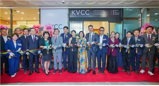 14일 KVCC 한·베문화교류센터 개관식에 참석한 내빈들이 커팅식을 준비하고 있다. 사진=KVCC 한·베문화교류센터
