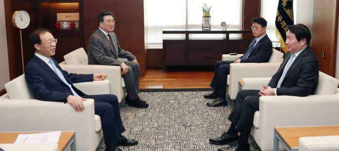 <b>최태원</b> “경제가 받쳐줘야 통합도 가능”…이석연 통합위원장 <b>면담</b>