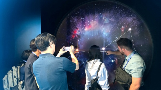 관람객들이 세계 최대 XR전시회 'AWE USA 2026'에 참가한 삼성디스플레이 전시부스에서 4만 니트 초고휘도 RGB 올레도스 밝기를 체험하고 있다. 사진=삼성디스플레이