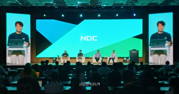 판교 경기창조혁신센터에서 6월 17일 'AI 시대, 넥슨은 데이터로 무엇을 준비하는가'를 주제로 한 넥슨 개발자 콘퍼런스(NDC) 2026 대담 세션이 열렸다. 왼쪽부터 한운희 TRS 인사이트 대표와 넥슨코리아의 류청훈 기술본부장, 배준영 플랫폼본부장, 스노우플레이크 코리아의 임진식 소프트웨어·엔지니어링(SE) 총괄. 사진=이원용 기자
