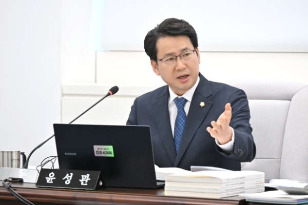 생활정치, 민생정치 실천을 강조하는 윤성관 의원이 의회에서 질의하고 있다. 사진 = 윤성관 의원실