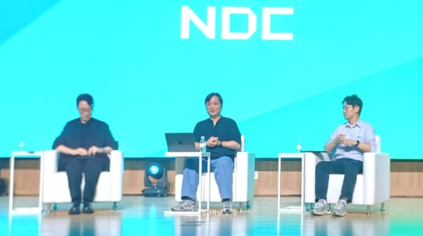 판교 경기창조혁신센터에서 18일 열린 넥슨 개발자 콘퍼런스(NDC) 2026 대담 세션 '넥슨과 크래프톤의 AX 여정: 무엇을 시도하고 무엇을 포기했나' 현장의 모습. 왼쪽부터 진행을 맡은 김상균 경희대학교 교수와 강덕원 넥슨코리아 AI본부장, 임경영 크래프톤 AI 트랜스포메이션 헤드. 사진=이원용 기자