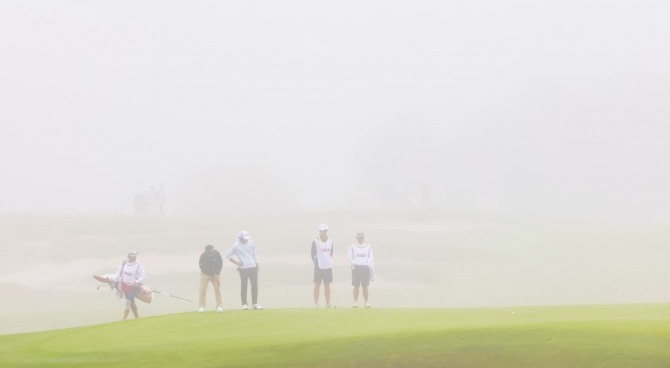 안개로 인해 2시간 동안 경기가 중단된 US오픈 첫날. 사진=USGA
