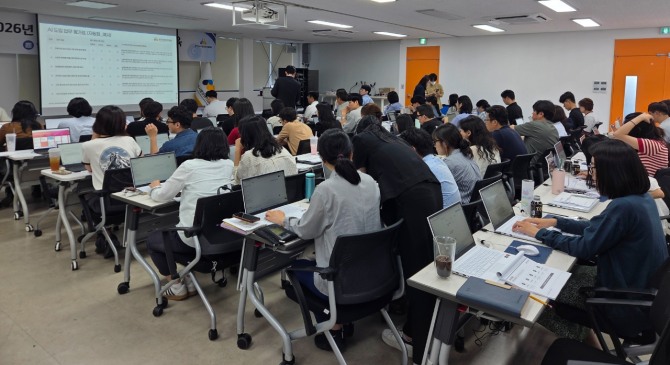 22일 경상원이 전 직원 대상 AI 디지털 역량 강화 교육을 진행하고 있다. 사진=경상원