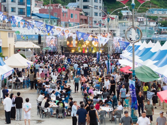 울릉도 오징어 축제는 다양한 체험 행사로 융합형 축제로 발전하고 있다. 지난해 성황을 이룬 모습. 사진=울릉군 