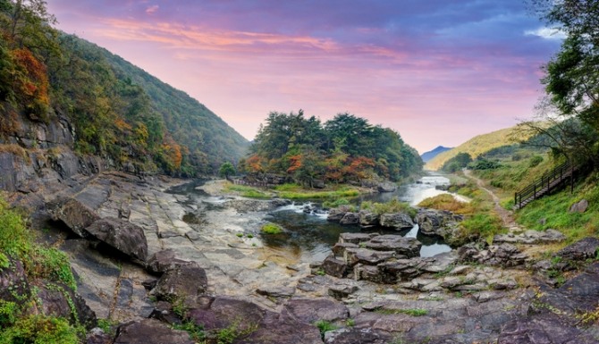 울산 울주군 반구천의 암각화 일대 전경. 반구천 물길을 따라 자리한 반구대 암각화와 천전리 명문과 암각화는 세계유산 등재 이후 울산 역사문화 관광의 핵심 자산으로 주목받고 있다. 사진=울산시