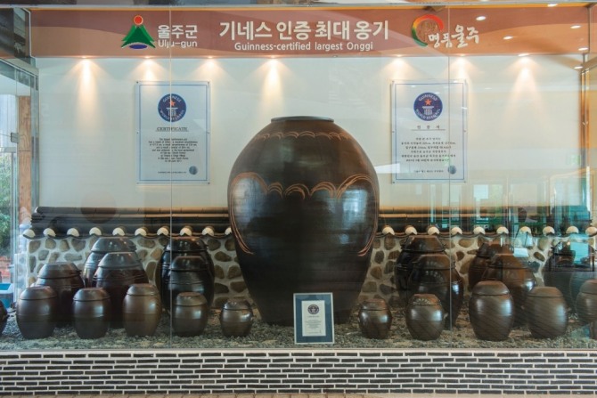 울산옹기박물관에 전시된 기네스 등재 세계 최대 옹기. 외고산 옹기마을의 제작 기술과 장인정신을 보여주는 대표 전시물로, 울주 생활문화 관광의 상징 자원으로 꼽힌다. 사진=울산옹기박물관