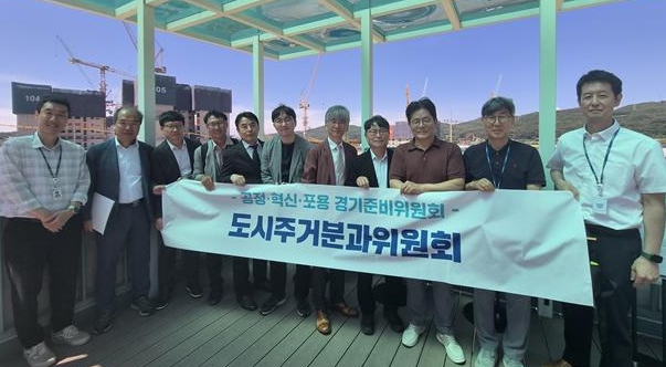 지난 23일 추미애 공정·혁신·포용 경기준비위 도시주거분과위원회가 남양주 왕숙 현장 방문 기념 촬영 모습. 사진=추미애 당선인 경기준비위