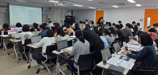 지난 22일 경상원이 전 직원 대상 AI 디지털 역량 강화 교육을 진행하고 있는 모습. 사진=경상원