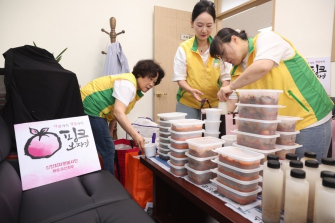 신천지 자원봉사단 화성·오산지부가 6·25 참전유공자에 전달할 반찬을 포장하고 있는 모습. 사진=신천지 자원봉사단 화성·오산지부