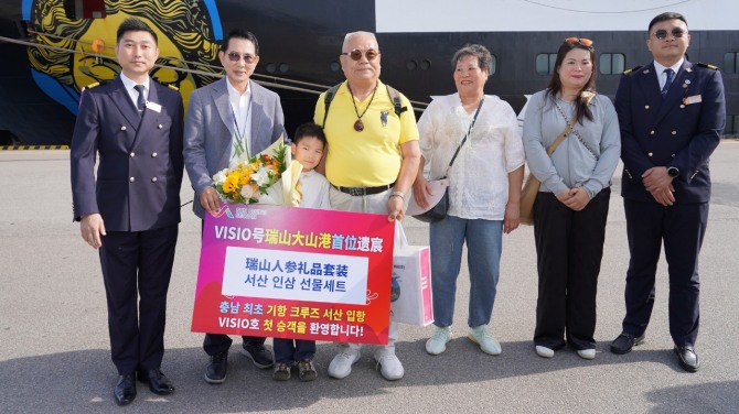 이완섭 서산시장(왼쪽 두번째)이 크루즈선 비지오호 승무원과 승객을 환영하며 기념품도 전달했다. 이 시장은 중국을 왕래하며 직접 크루즈 기항을 요청, 성사시킴 것으로 알려졌다. 사진=서산