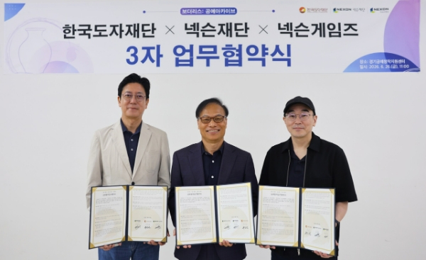경기도 여주 소재 경기공예창작지원센터에서 열린 '공예 아카이브' 업무협약 체결식 기념 사진. 왼쪽부터 김정욱 넥슨재단 이사장, 류인권 한국도자재단 대표, 김용하 넥슨게임즈 IO본부장. 사진=넥슨게임즈