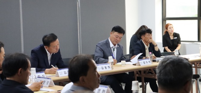 25일 성수석 이천시장 당선인과 인수위원회가 장호원 도시재생 포럼에 참석해 주민들과 도시재생 추진 방향과 지역 발전 방안을 논의하고 있다. 사진=이천시