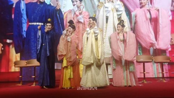 서울 강남 가빈아트홀에서 6월 22일 '성세천하' 공식 팬미팅 '궁중 연회'이 열렸다. 성세천하의 주연배우들이 무대 위에서 팬들에게 하트 포즈를 취하고 있다. 왼쪽부터 야오츠(이태 역), 에비 황(무원조 역), 관홍(이치 역), 하나 린(고양공주 역). 사진=이원용 기자