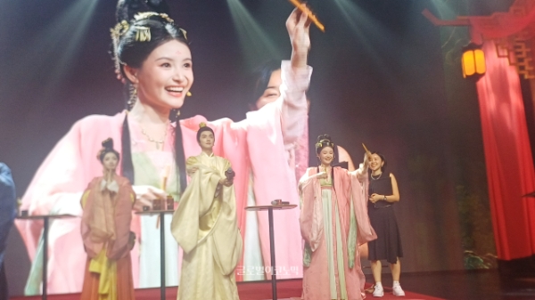 에비 황이 작중 '무원조'가 결심을 굳히는 장면을 그림으로 묘사했다. 사진=이원용 기자
