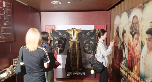 팬미팅 현장 입구에선 전통 복색과 여러 장신구들도 확인할 수 있다. 사진=이원용 기자