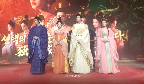 무대 위에 오른 4인의 성세천하 주연배우들. 사진=이원용 기자