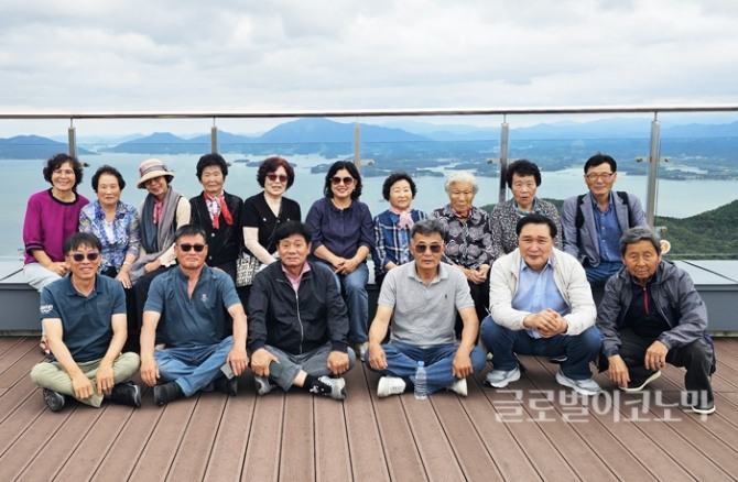 나리마을 효도관광 참여자들이 단체기념사진을 찍고 있다.사진=나리마을