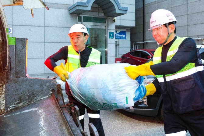 이상일 용인특례시장(오른쪽)이 1일 새벽 환경미화원들과 동백동에서 환경정비 활동을 하고 있다. 사진=용인특례시