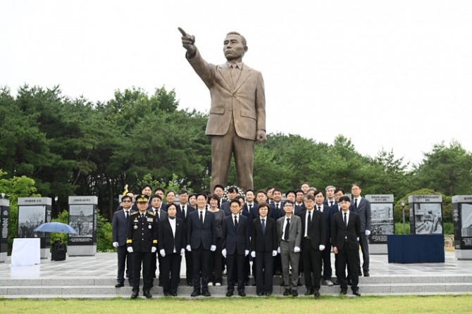 민선9기 제34대 이철우 경상북도지사가 도청 간부들과 함께 박정희_대통령 동상을 참배했다.  사진=경상북도